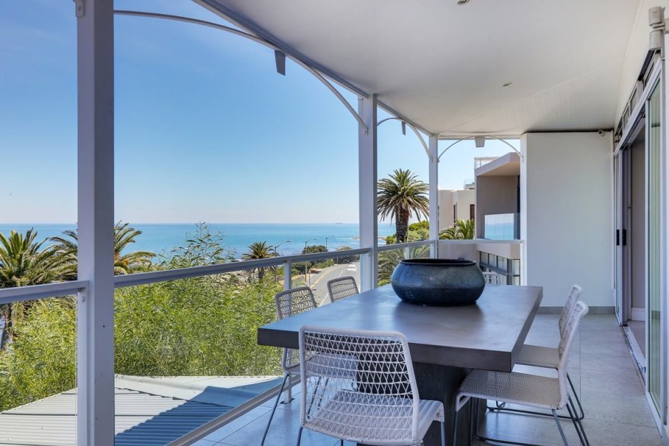 Nelson on the Bay - Balcony seating