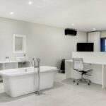 Apostles Views - Master open-plan bathroom