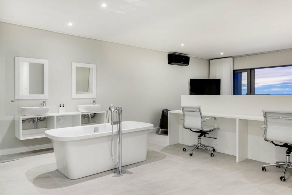 Apostles Views - Master open-plan bathroom