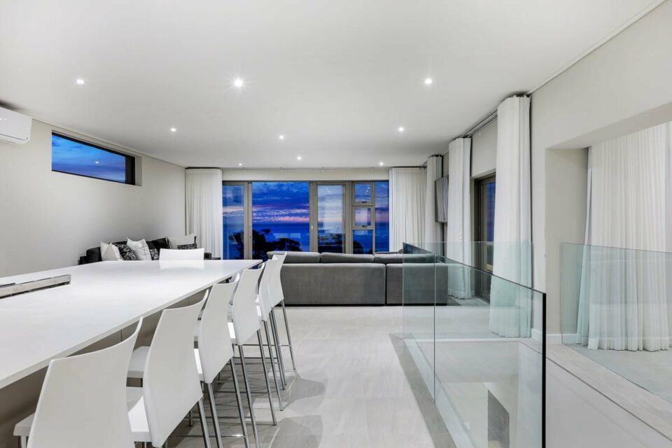 Apostles Views - Dining table