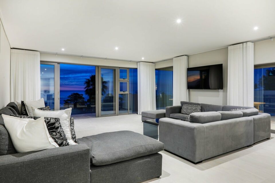 Apostles Views - Living area and TV