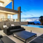 Apostles Views - Outdoor seating and pool