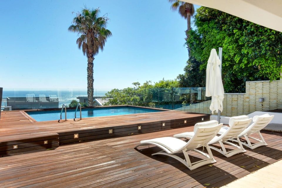 Medburn Alcove - Deck with sun loungers