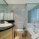 17 on Nautica - Shared bathroom