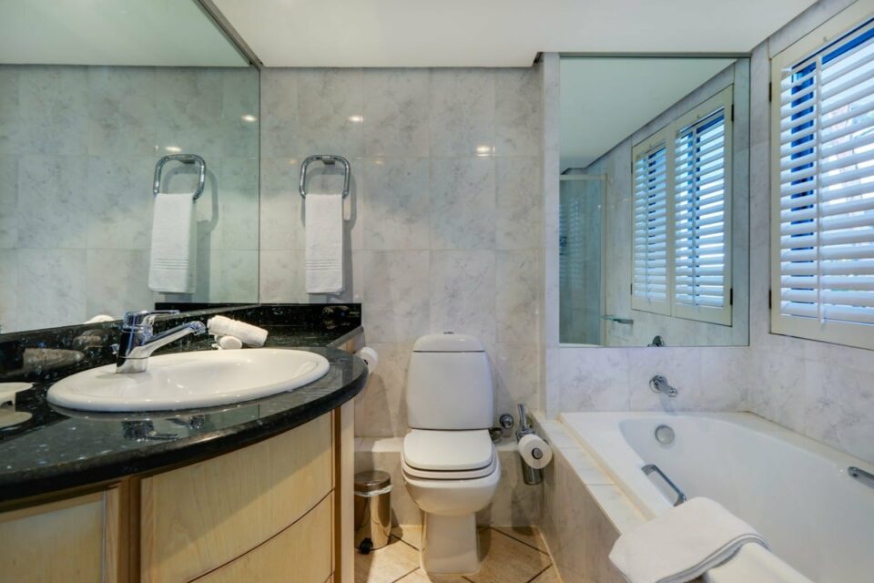 17 on Nautica - Shared bathroom