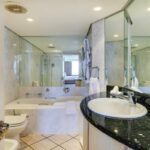 17 on Nautica - En-suite to master
