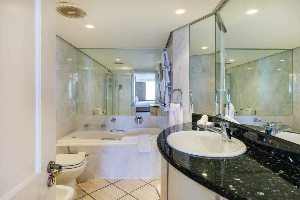17 on Nautica - En-suite to master