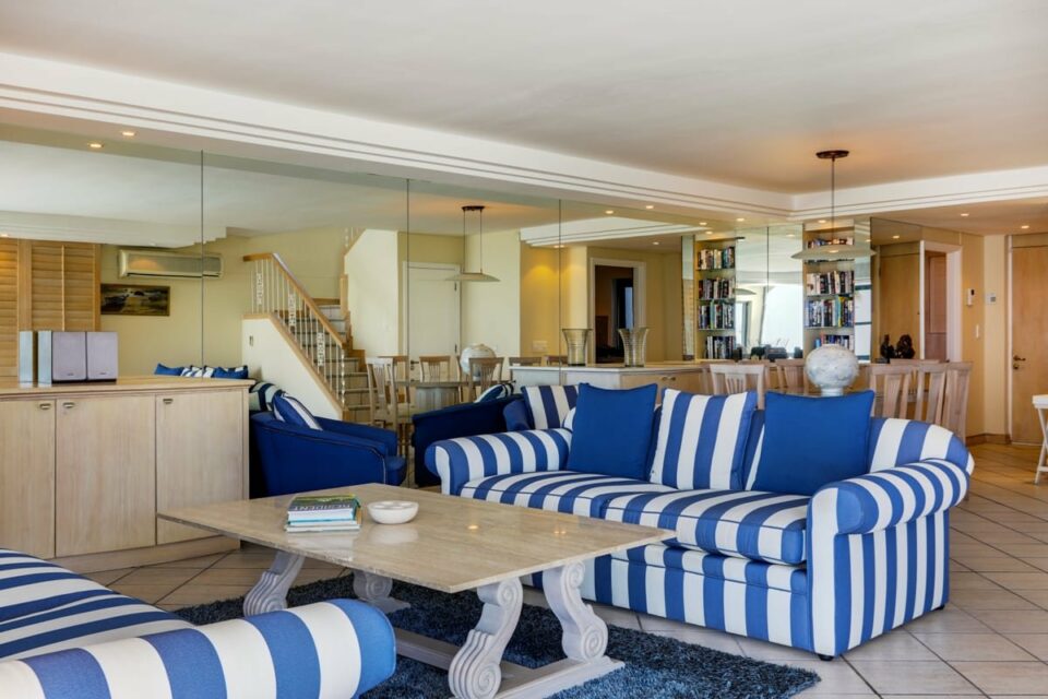 17 on Nautica - Living & dining room