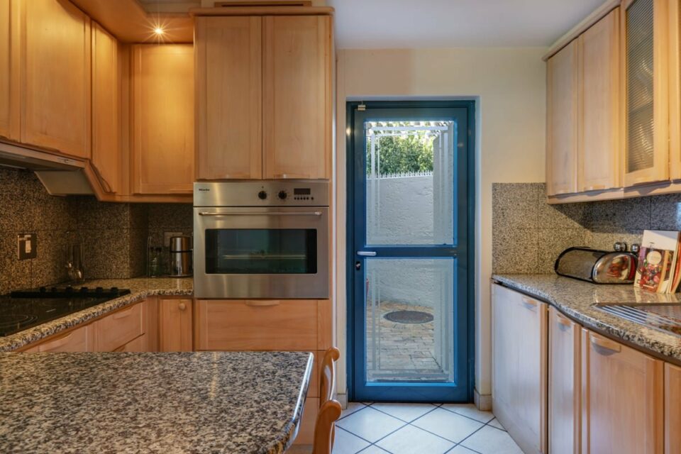 17 on Nautica - Kitchen