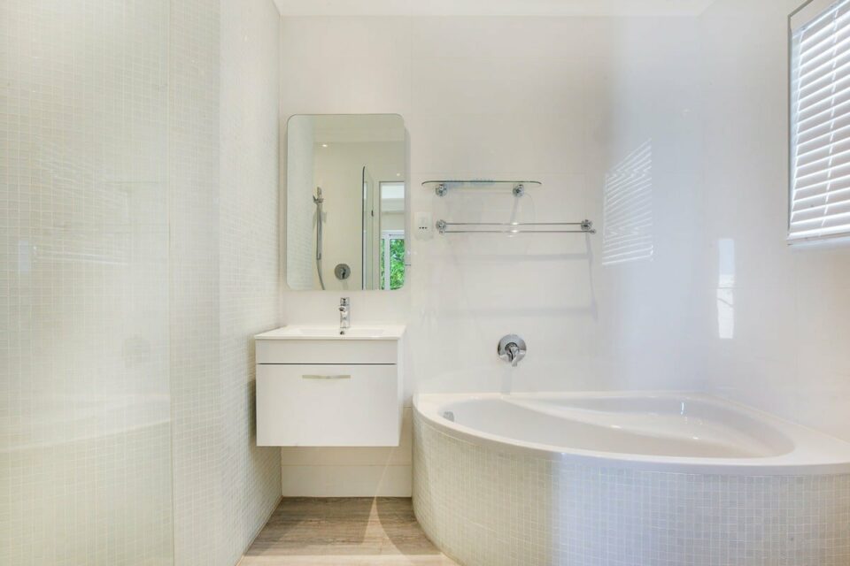 A SilverTide - En-suite to master