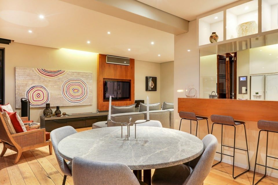 Happy Days View - Dining table