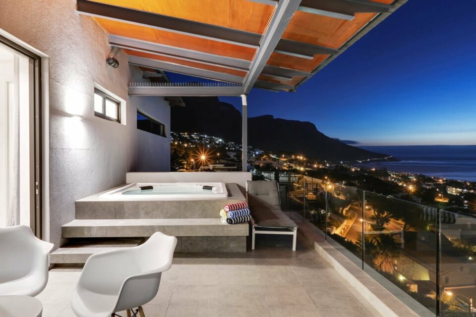 Skyline Views - Balcony with jacuzzi