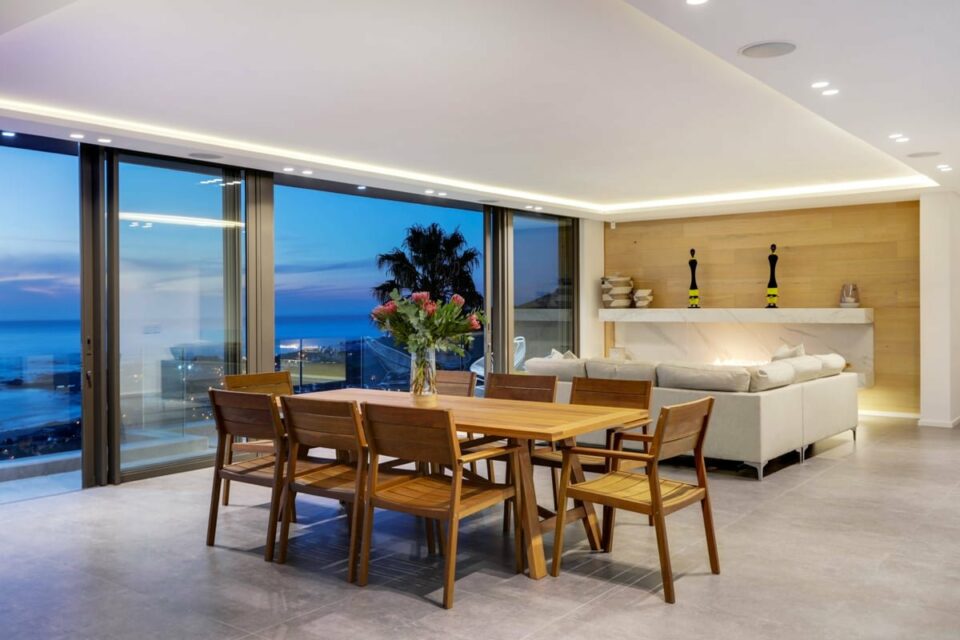 Skyline Views - Dining area