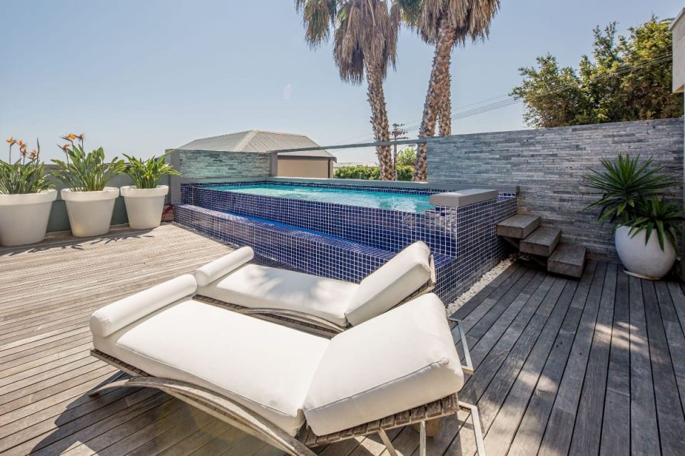 Echelon - Pool & sun loungers