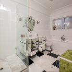 Ave Des Huguenots - Shared bathroom