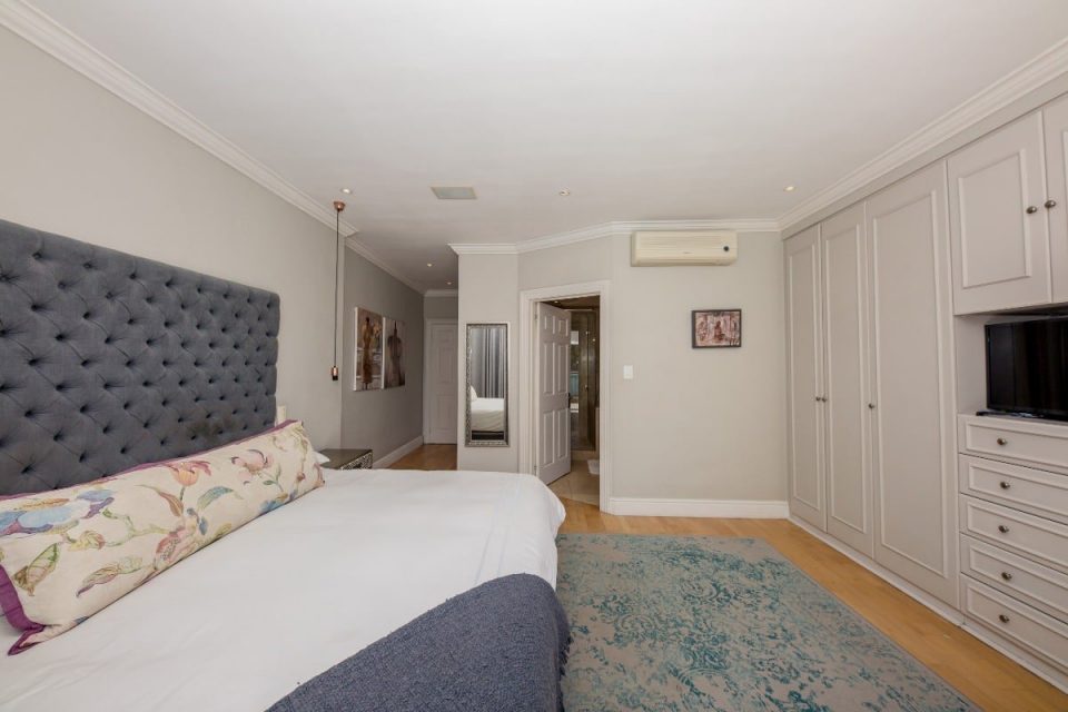 Ave Des Huguenots - Master bedroom