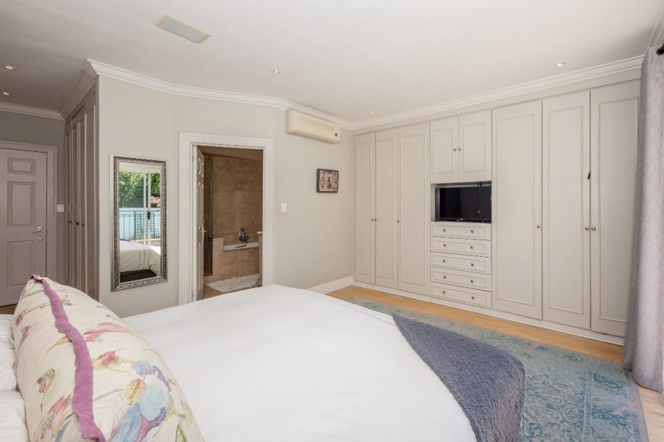 Ave Des Huguenots - Master bedroom