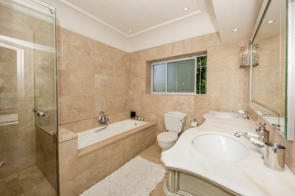 Ave Des Huguenots - En-suite to master