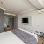 Seasonsfind The Bay - Main bedroom