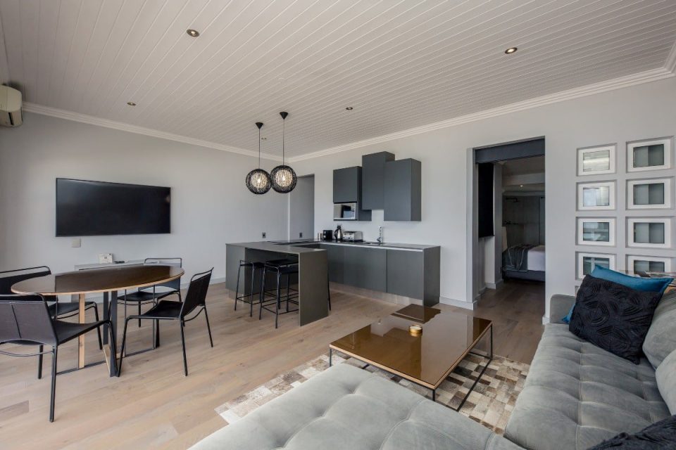 Seasonsfind The Sunset - Kitchen & dining area