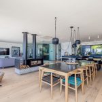 Bakoven Hideaway - Dinging area & fireplace