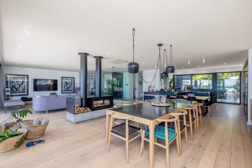 Bakoven Hideaway - Dinging area & fireplace