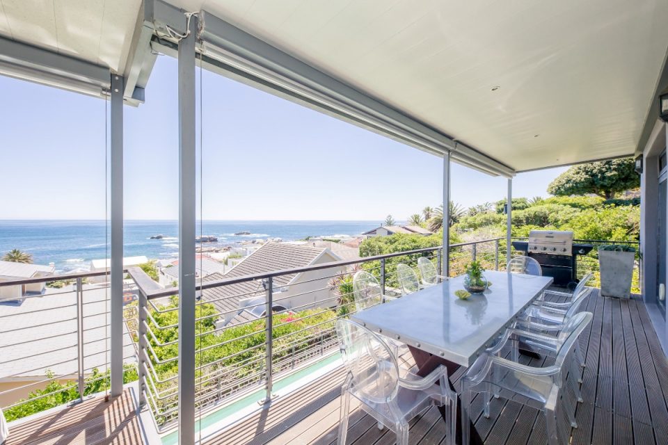 Kaplan House - Balcony dining