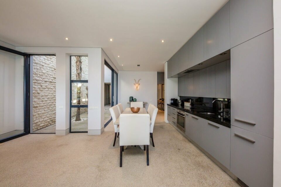 Loader Villa - Dining area