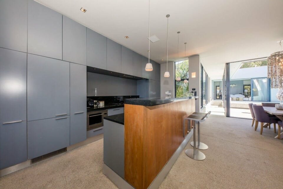 Loader Villa - Kitchen with seating