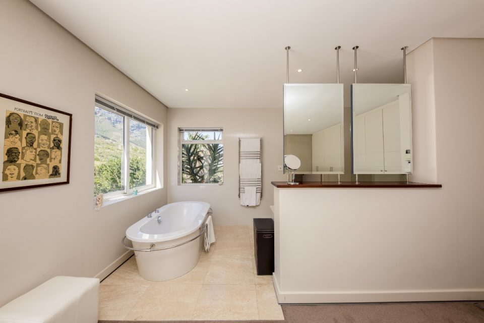 Theresa Views Villa - Main bathroom