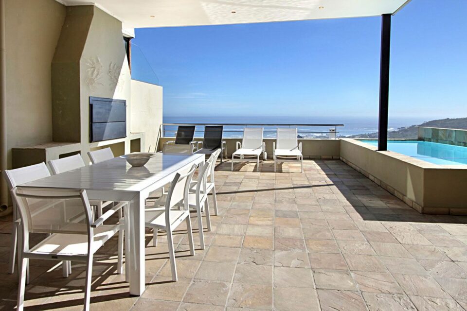 Medburn Views Penthouse - Dining with a View