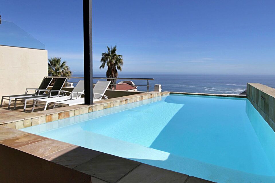 Medburn Views Penthouse - Private Pool with Views