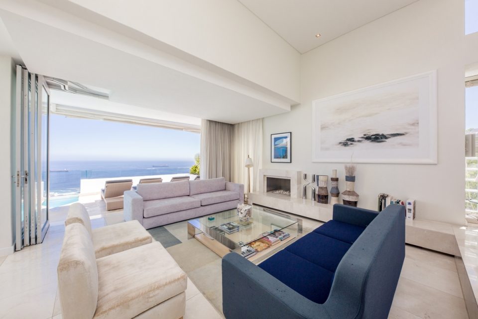 Top Views - Lounge with fireplace