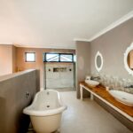 Mountain Side Mansion - Master en-suite