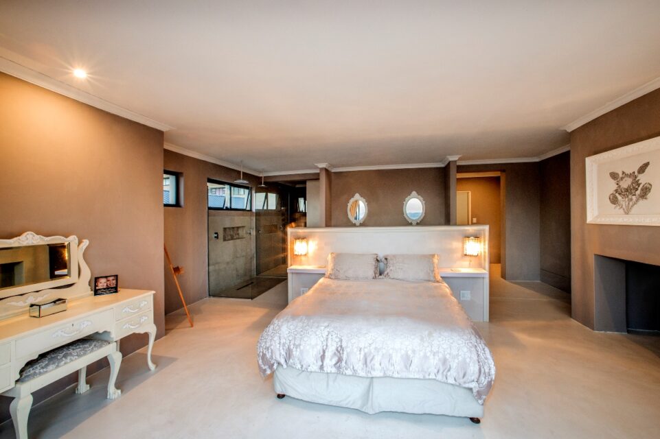 Mountain Side Mansion - Master suite