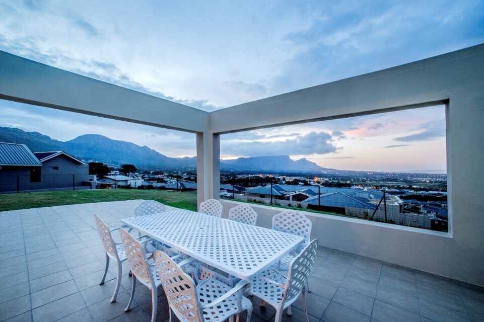 Mountain Side Mansion - Outdoor dining
