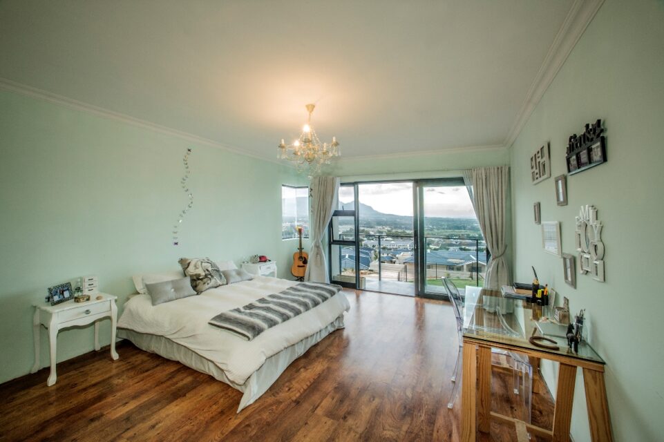 Mountain Side Mansion - Second bedroom