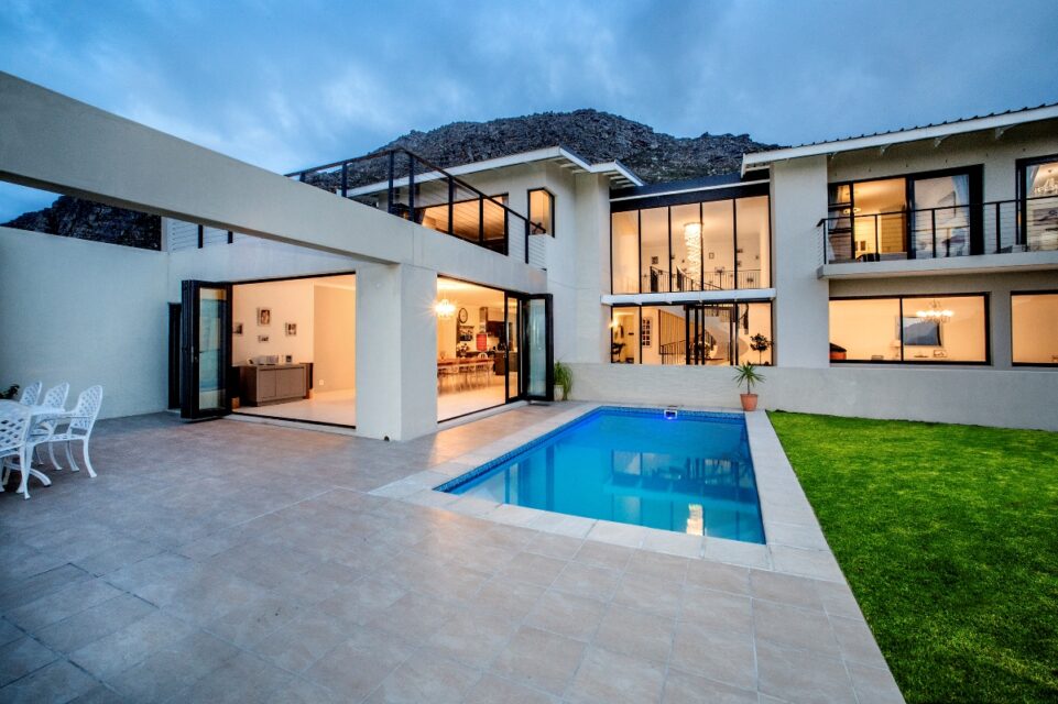 Mountain Side Mansion - Swimming pool