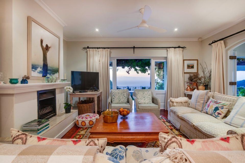 Overkloof - Living room with fireplace