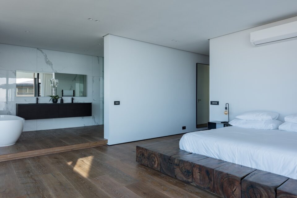 Anchor House - Master bedroom