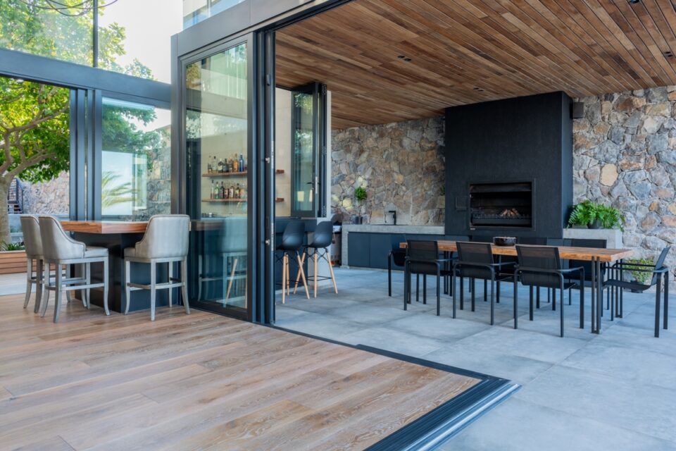 Anchor House - Bar and outdoor entertainment area