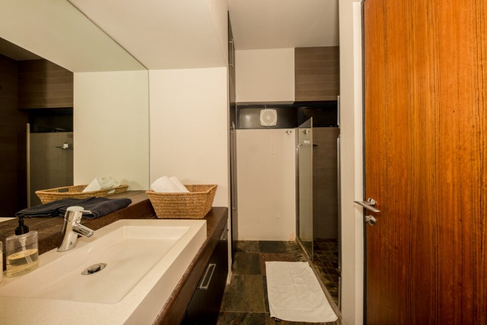 Rhine Stone - Bathroom 2
