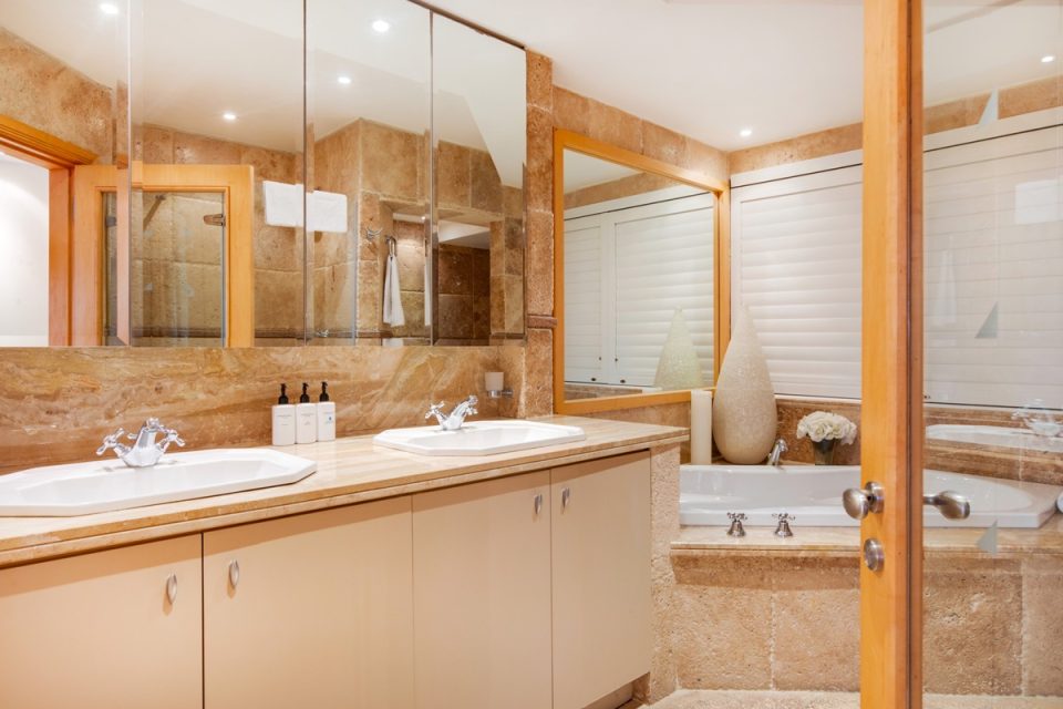 The Heron - Master bathroom