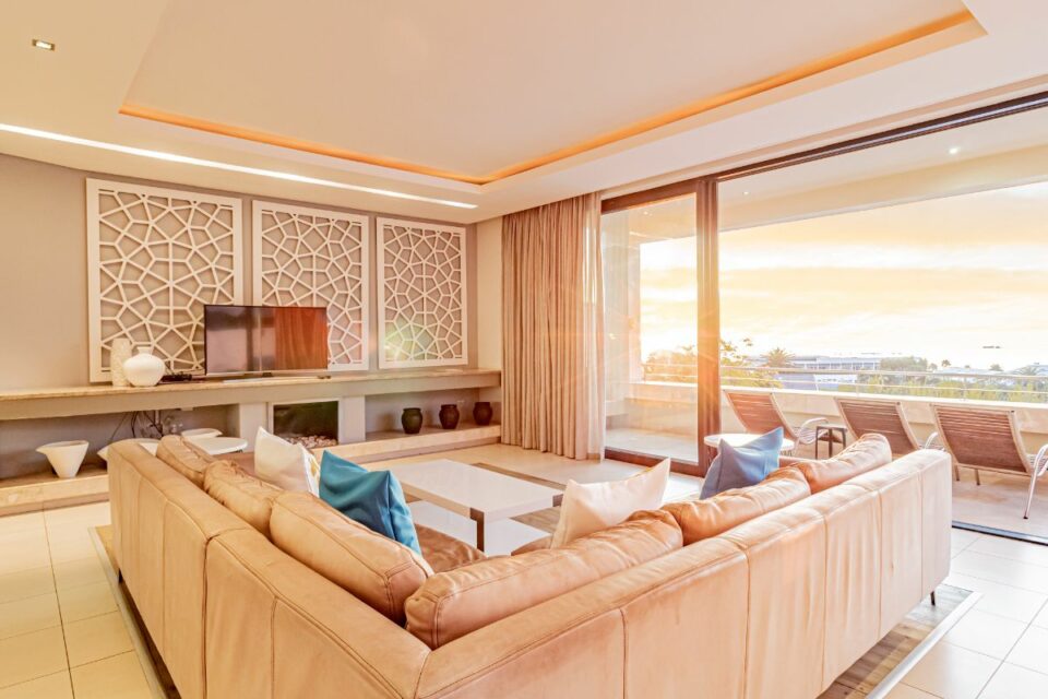 17 Geneva Drive - Living room and view