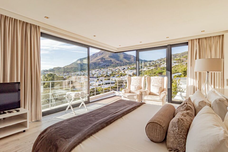 17 Geneva Drive - Master bedroom and view