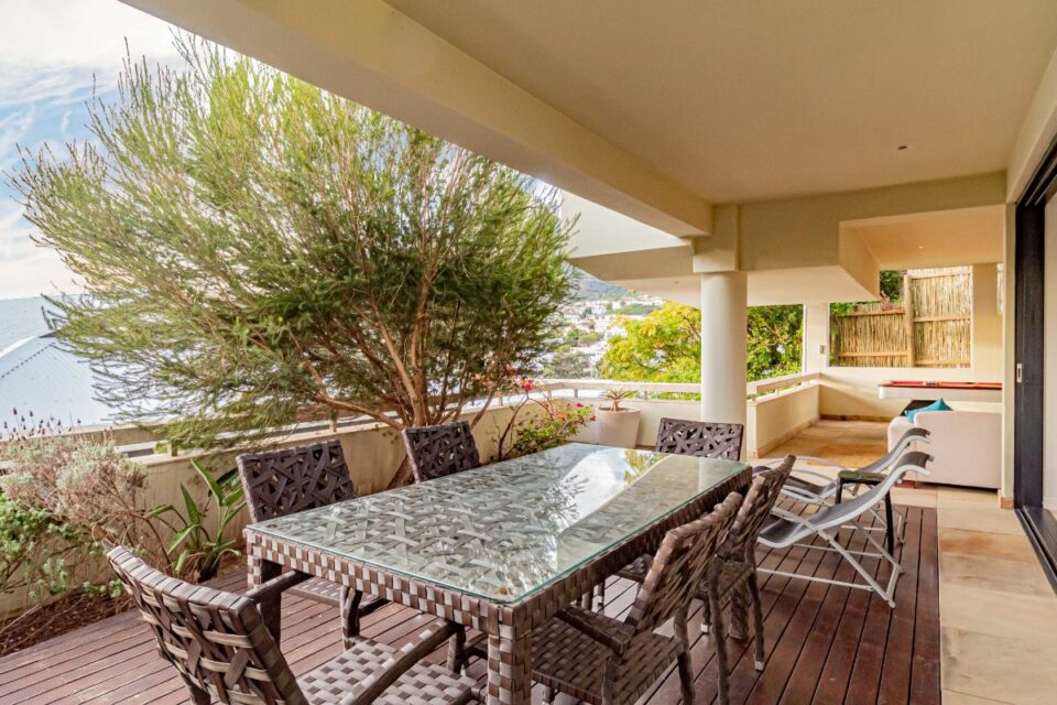 17 Geneva Drive - Outdoor dining area