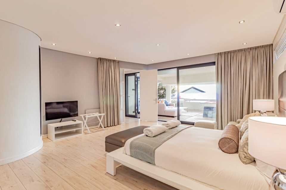 17 Geneva Drive - Third bedroom and tv