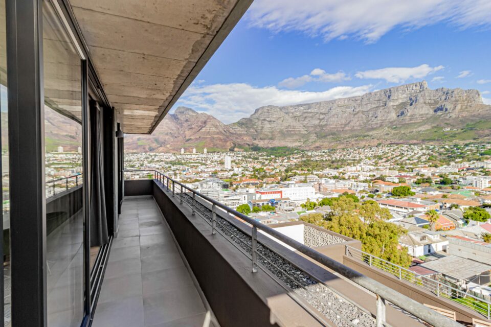 40 on L - Balcony with panoramic views