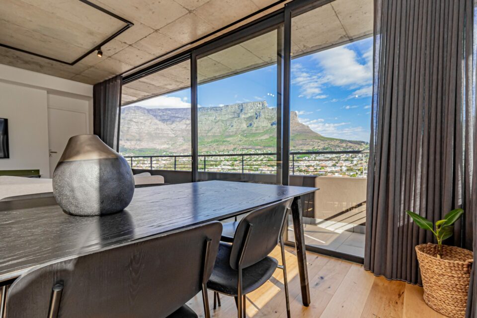 40 on L - Dining table with views