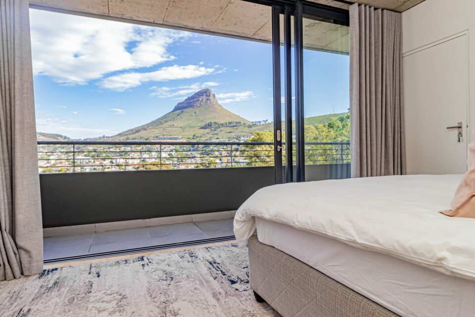 40 on L - Master bedroom with stunning views